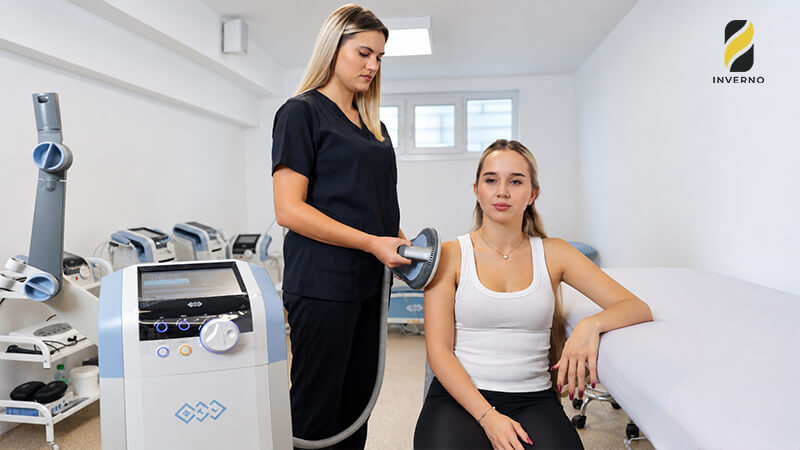 Fizioterapeut i rad sa induktivnom magentom